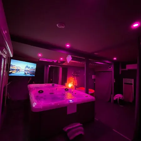 Love Room Rooftop Jacuzzi-3